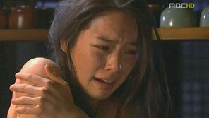 ‘무신’ 홍아름, 신체검사 장면 선정성 논란