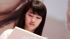 [SD포토] 수지, 제작보고회서 그림을? ‘화가 포스’