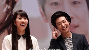 [SD포토]  ‘훈훈 커플’ 수지-이제훈 ‘웃는 모습 닮았네…’