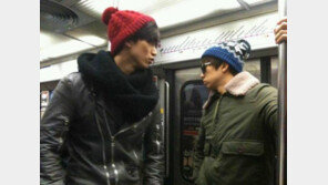 택연 우영 파리 지하철 인증샷… “둘이 커플룩 아니야?”