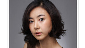 [우먼 동아일보 스타 메이크업] 자연스러운 윤기가 맴도는~ 김효진의 ‘내추럴 누드 메이크업’