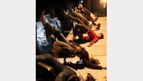 [공연 리뷰]배우는 인물 쫓기 바쁘고, 관객은 사건 쫓기 바쁘네