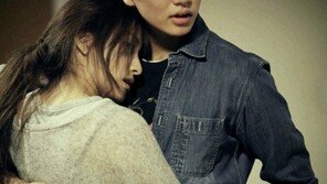 카라 규리 ‘남자 품에 쏘옥, 흐트러진 머리…’ 무슨 일?