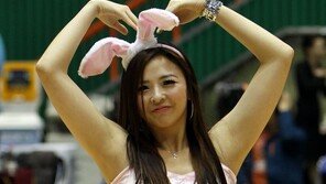 [포토] 치어리더, 머리위 하트…男心도 ‘뿅뿅’