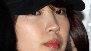 [SD포토] 현아, 전지윤 뒤에서 빼꼼 ‘민낯이라서…’