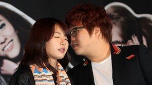 [포토] 포미닛 현아, 신사동 호랭이 다가자 두 눈 질끈…헉!