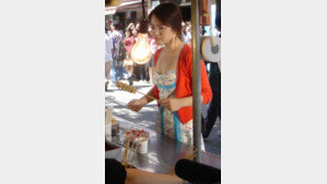 송혜교, 8년 전 거리서 어묵 먹으려다…포착?