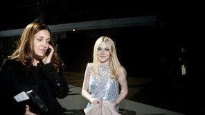 다코타 패닝, 패션쇼 포착 ‘확 달라진 외모’