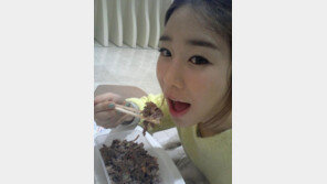 유인나, 라디오 100日 기념 ‘아기피부 셀카’ 공개