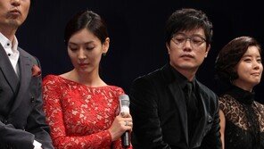 [SD포토] ‘착시 시스루’ 입은 김소연, ‘의자가 높아요’
