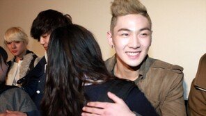 뉴이스트, 프리허그 팬 미팅 ‘女心 녹아내렸다’