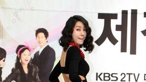 [SD포토] 윤지민 반전 뒤태 ‘시원하게 뚫렸네’