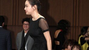 [SD포토] ‘엉덩이 보일라~’ 황우슬혜, 매너손 발동