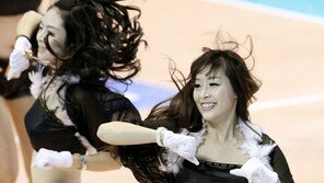 [포토] 치어리더의 귀여운 털기춤
