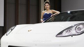 [포토] “최고속 270km/h… 파나메라 S 하이브리드 멋져요”