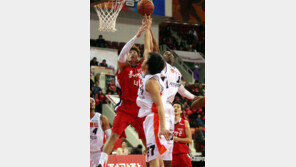 오세근 21점…KGC 4강 직행 눈앞