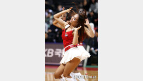 [포토] 치어리더, 고개는 ‘갸우뚱’ 엉덩이는 ‘실룩’