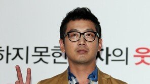 [SD포토] 하정우, 짐승남 외모에 깜짝한 V 눈길