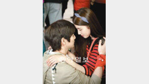 히틀러같은 코치 몰아내려 하는데…