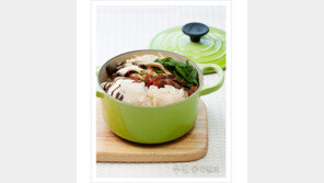 [우먼 동아일보 메인 요리] 스타일을 담는 남자 김현학과 함께~ 르크루제 원형 냄비 요리 ‘일식 버섯 솥밥’