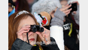 [SD포토] 이준기 팬들, 잘 보기 위해 ‘망원경 필수’
