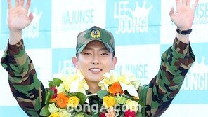 [SD포토] 꽃목걸이한 이준기 ‘꽃보다 빛나’