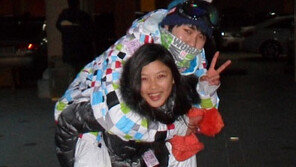  김유정, 이민호 등에 업고 싱글벙글 ‘윤은혜 잇는 소녀장사’