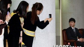 [포토] 이승기, 여직원들에게 인기 만점!