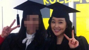‘해품달’ 중전, 학사모 쓴 날 ‘한복 벗으니 몰라보겠네’
