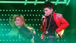 [포토] 박재범, 컴백하자마자…무대위 아찔한 19금 ‘충격’