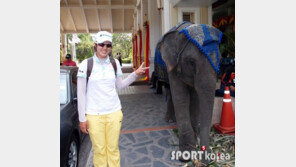 [포토] 김송희, 코끼리 옆에서 본능적 V