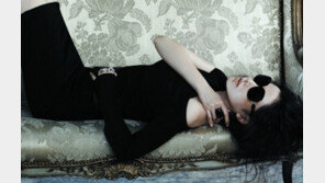 손예진, 소파와 ‘한 몸’ 착시…종잇장 몸매