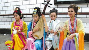 현대판 ‘4대 미녀’ 등장… “신종 호객행위 아닐까?”