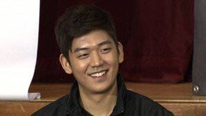 [채널A] ‘윙크보이’ 이용대와 스매싱 한판승부