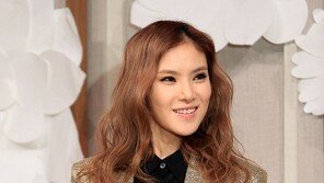 [포토] 거미, 고수 결혼식에…파격 시스루룩 ‘경악’