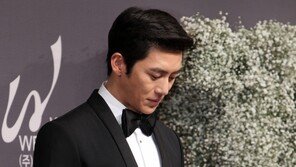 [SD포토스토리] 고수, 손도 시선도 어색…‘저 떨고 있나요?’