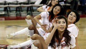 [포토] 치어리더, 코트에 누워 유후~