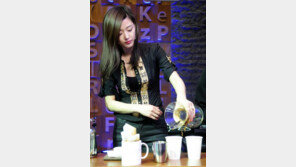 ‘열애중’ 전지현, 명동서 미모 공개 ‘다소곳한 자태’