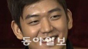 [오늘의 채널A]‘윙크보이’ 이용대 명품복근 드러내자…