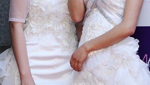 [SD포토] 강지영-니콜, 언니들 몰래 속닥속닥