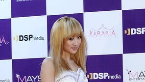 [SD포토] 니콜, 요염한 눈빛… 고혹적 각선미