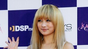 [SD포토] ‘뻣뻣’ 니콜, 치마는 ‘팔랑’