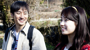 수지에 유리…이제훈, 걸그룹 복 터졌네