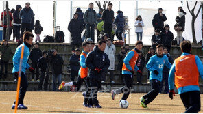 “코앞에서 대표팀 훈련 보다니…” 100여명 시민들 신기한 표정