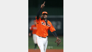 생큐 불펜포수!…바티스타의 이색 시계선물