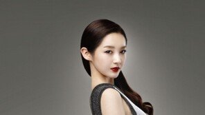 강민경, 수영복 입고 무릎 꿇으니…‘맙소사’