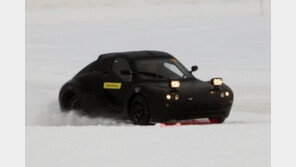 “얘는 뭐야?” 눈밭 질주하는 정체불명 스포츠카