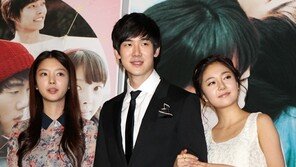 [SD포토] 유연석, 엄현경-백진희 사이서 ‘행복한 비명’