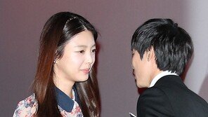 [SD포토] 엄현경, 치마 너무 올려입었나? ‘아슬아슬’