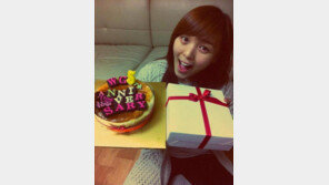 원더걸스 선예, 데뷔 5주년 선물 공개… “감사해요!”